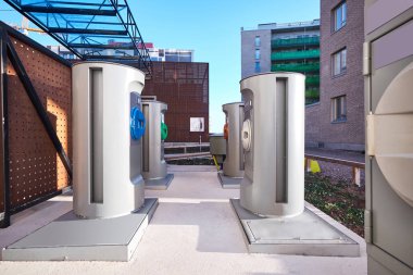 Şehrin modern geri dönüşüm kaplarda. Geleneksel Avrupa şehir kutulara reddediyorum. Sokak geri dönüşüm kapsayıcılar ve çöp dumpsters kağıt, cam, biyo ve plastik için