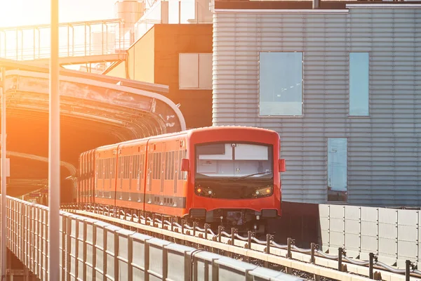 Moderní Metro Vlak Přijíždí Nádraží — Stock fotografie