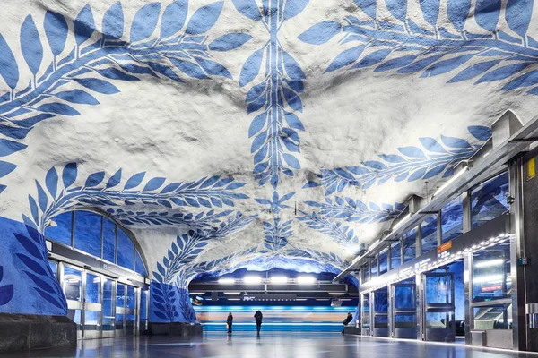 STOCKHOLM, SUÈDE - 12 décembre 2017. Station de métro Stockholm T-Centralen - l'une des plus belles stations de métro, ouverte en 1957, design réalisé en 1975 . — Photo