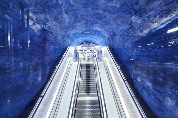 Stockholm, Suède - 12 décembre 2017. Escalator à la station de métro T-Centralen sur la ligne bleue — Photo