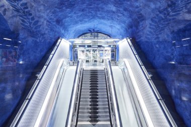 Stockholm, İsveç - Aralık 12,2017. Metro istasyonu T-Centralen mavi çizgi üzerinde yürüyen merdiven