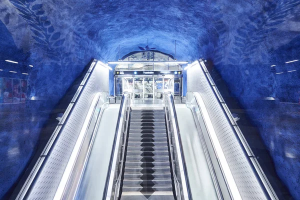 Stockholm, Suède - 12 décembre 2017. Escalator à la station de métro T-Centralen sur la ligne bleue — Photo