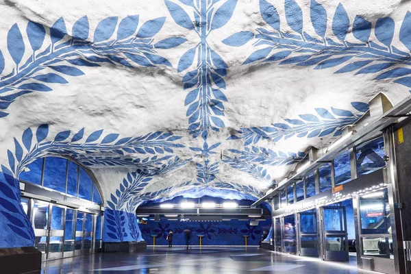 STOCKHOLM, SUÈDE - 12 décembre 2017. Station de métro Stockholm T-Centralen - l'une des plus belles stations de métro, ouverte en 1957, design réalisé en 1975. Ligne bleue, gare centrale — Photo
