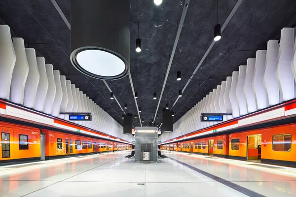 Métro d'Helsinki, station Koivusaari avec trains — Photo