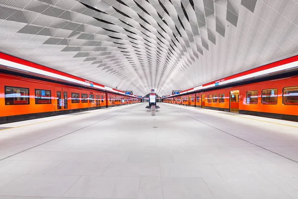 Métro d'Helsinki, station Matinkyla (Mattby) avec trains — Photo