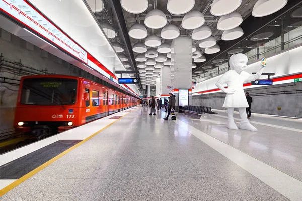 Helsinki metro, Tapiola station with Kim Simonsson 's sculpture "Emma leaves a mark " — стоковое фото