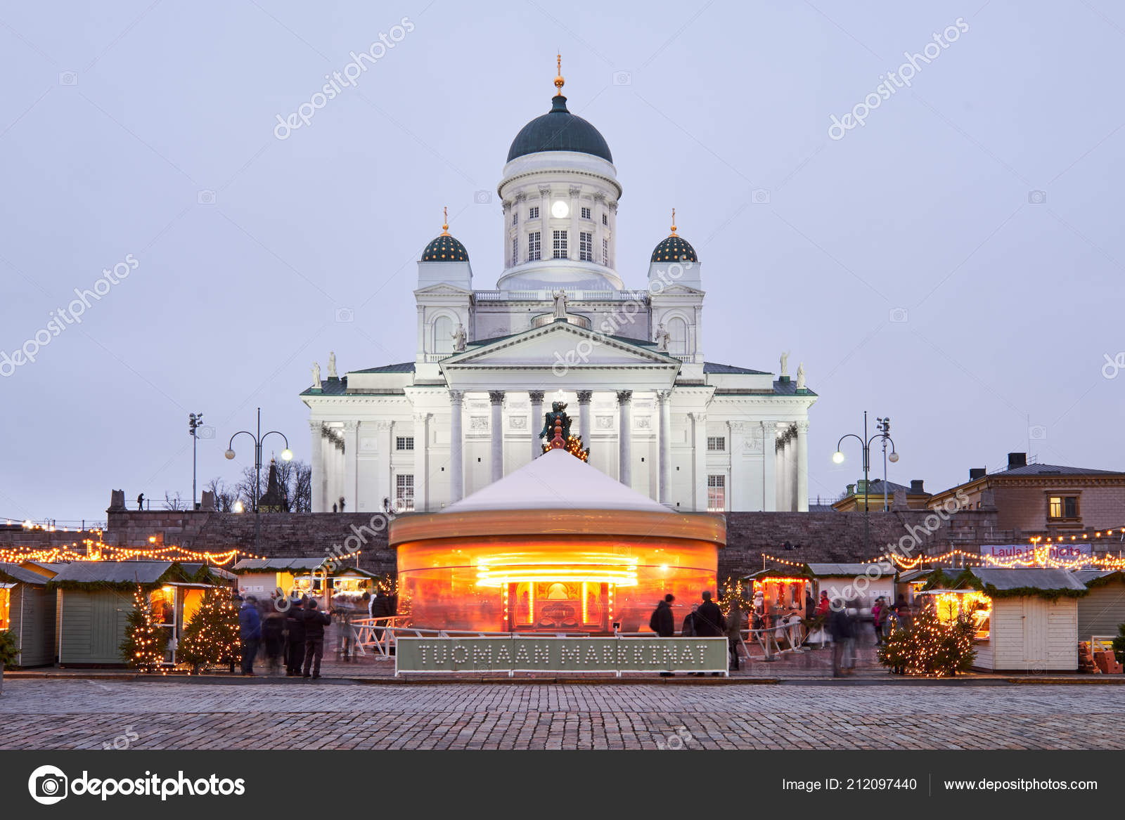 在参议院广场的圣诞节市场, 赫尔辛基大教堂—— 库存社论照片© karavanov #212097440