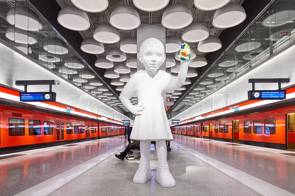 Metro de Helsinki, estación de Tapiola con la escultura de Kim Simonsson "Emma deja una marca " — Foto de Stock