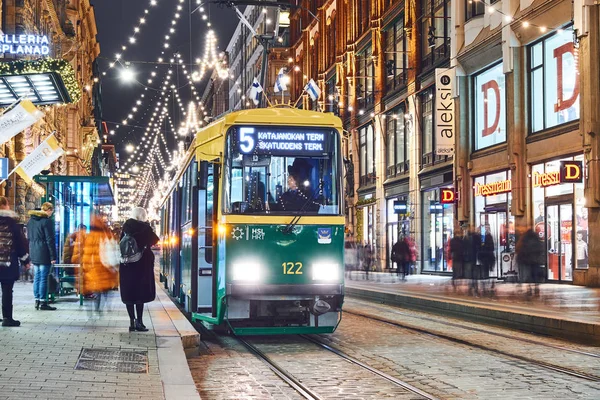 Helsinki tramvají na ulici vánoční — Stock fotografie