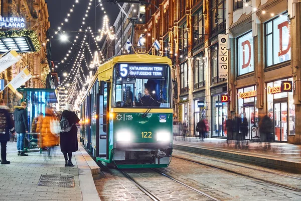 Helsinki-Tram auf der Weihnachtsstraße — Stockfoto