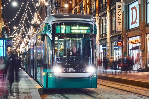 Helsinki-Tram auf der Weihnachtsstraße — Stockfoto