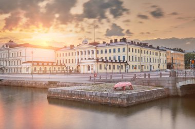 Turuncu arka plana akşam içinde Cumhurbaşkanlığı Sarayı