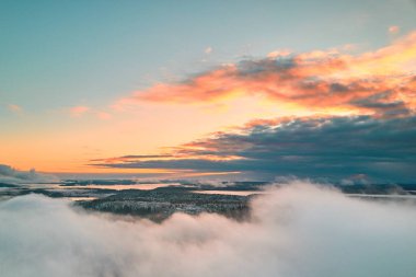 Havadan görünümü, bir sahil Ladoga Gölü kıyısındaki sis üzerinde