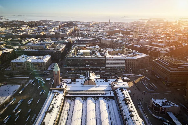 Вид с воздуха на железнодорожный вокзал и исторический центр — стоковое фото