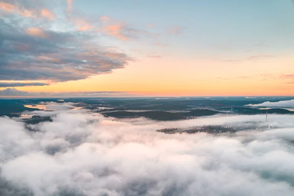 Vista aérea de uma costa do Lago Ladoga sobre o nevoeiro — Fotografia de Stock