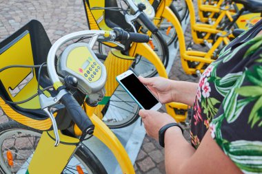 İstasyonu paylaşımı kentsel Bisiklet Bisiklet kiralamak Smartphone kullanan kadın