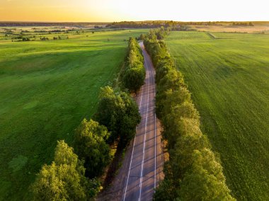 Bir yol alanında havadan görünümü