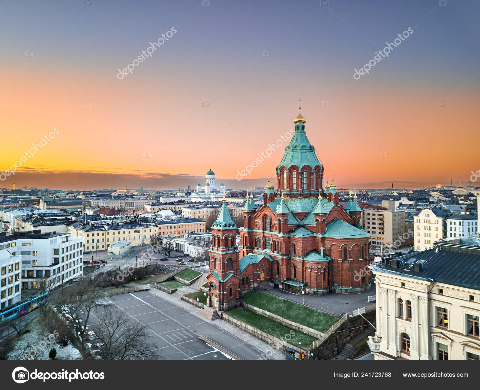 芬兰赫尔辛基乌斯彭斯基大教堂鸟图——图库图片© karavanov #241723768