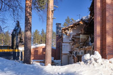 Buldozer eski binayı yıktı.