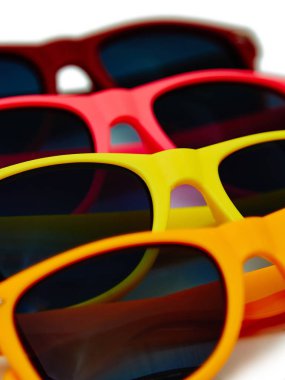 Beyaz arkaplanda izole edilmiş güneş gözlükleri