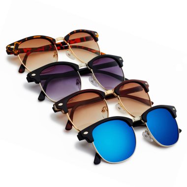 Beyaz arkaplanda izole edilmiş güneş gözlükleri