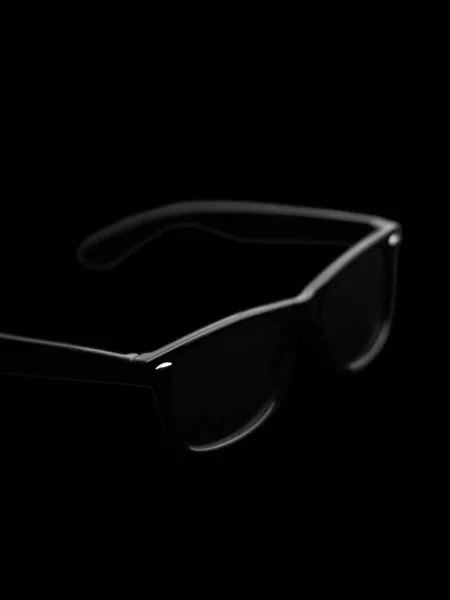Сонцезахисні окуляри ізольовані на чорному фоні — стокове фото