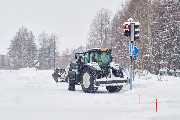 Tractor despejando la calle después de una tormenta de nieve — Foto de Stock
