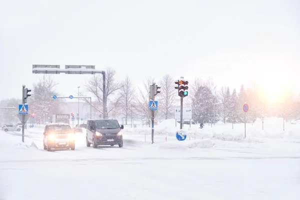 Calles de la ciudad después de invierno tormenta de nieve ventisca — Foto de Stock