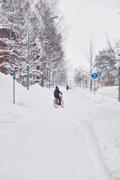 Stadens gator efter vintern snöstorm blizzard. — Stockfoto