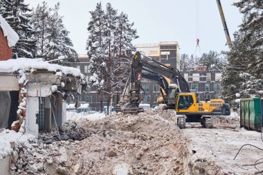 Buldozer eski binayı yıktı. 