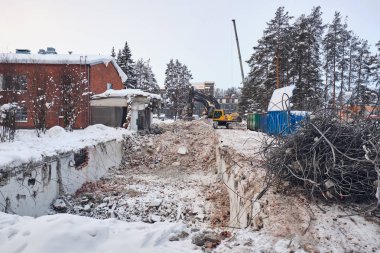 Buldozer eski binayı yıktı. 