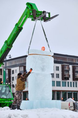  Buz heykeltıraş hazırlamak buz küpleri sanat için yarışma sırasında