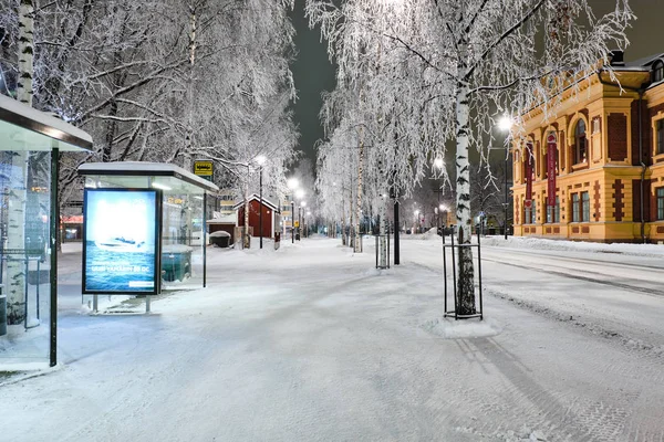 Kirkkokatu street w zimie w mrozie. Szronu pokryte drzewami — Zdjęcie stockowe