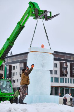  Buz heykeltıraş hazırlamak buz küpleri sanat için yarışma sırasında