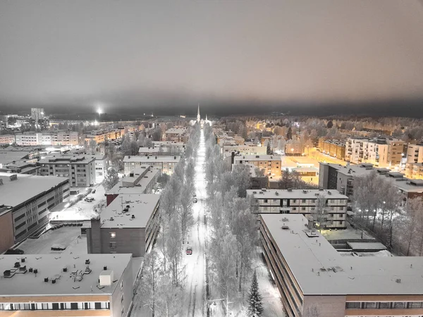 Street with snow-covered birch trees, Night Winter Cityscape — Stock Photo, Image