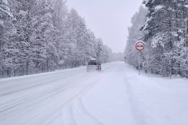 Landsbygd väg täckt vit klar snö med att flytta en bil — Stockfoto