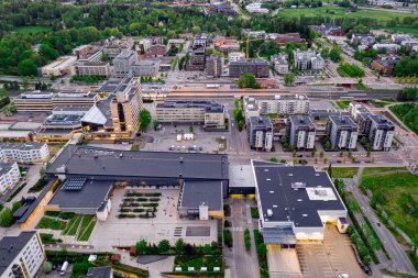 Espoo, Finlandiya: 29 Mayıs 2020: Orta Espoo 'nun havadan görünüşü.