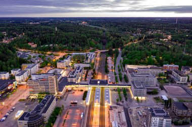 Espoo, Finlandiya: 29 Mayıs 2020: Espoo Merkez Tren İstasyonu 'nun havadan görünüşü.