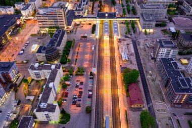 Espoo, Finlandiya: 29 Mayıs 2020: Espoo Merkez Tren İstasyonu 'nun havadan görünüşü.