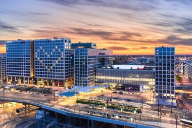 Helsinki, Finlandiya - 2 Haziran 2020: Tripla ve Pasila tren istasyonlarının yepyeni hava manzarası.