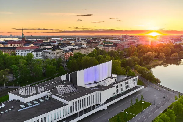 芬兰赫尔辛基 2020年5月31日 夏夜空中俯瞰赫尔辛基大厅 在背景上美丽的夕阳 — 图库照片