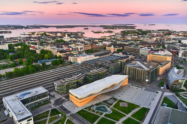 芬兰赫尔辛基 2020年5月31日 夏季傍晚在赫尔辛基市中心的新品牌图书馆Oodi的空中视图 — 图库照片