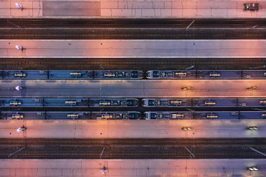 Demiryolu istasyonunun havadan görüntüsü, doğrudan uydu görüntüsü ile aşağıya bakıyor..