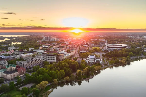 赫尔辛基市中心的空中景观 芬兰的Toollonlahti海湾和体育场 在背景上美丽的夕阳 — 图库照片