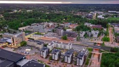 Espoo, Finlandiya: 29 Mayıs 2020: Espoo Merkez Tren İstasyonu 'nun havadan görünüşü.