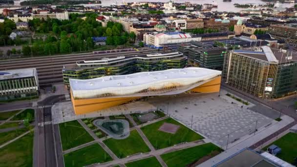 フィンランドのヘルシンキ 2020年5月31日 夏の夜にヘルシンキの中心部にある新しい図書館Oodiの空中ビュー — ストック動画