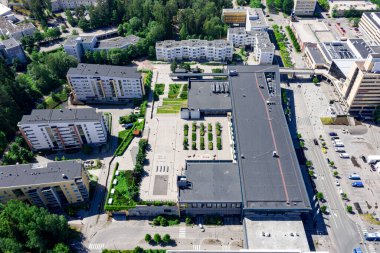 Espoo, Finlandiya - 18 Haziran 2020: Entresse alışveriş merkezinin çatısındaki kamusal alan manzarası.