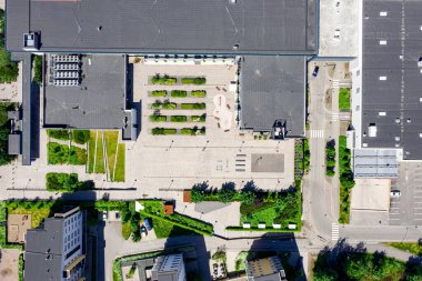 Espoo, Finlandiya 'daki alışveriş merkezinin çatısındaki kamusal alan manzarası.