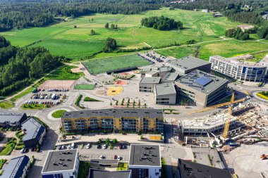 Suurpelto Bölgesi, Espoo, Finlandiya 'daki okul binasının hava görüntüsü.