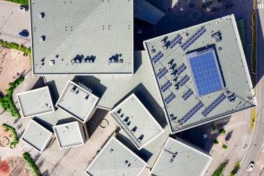 Suurpelto bölgesindeki okul binasının çatısı, Espoo, Finlandiya.